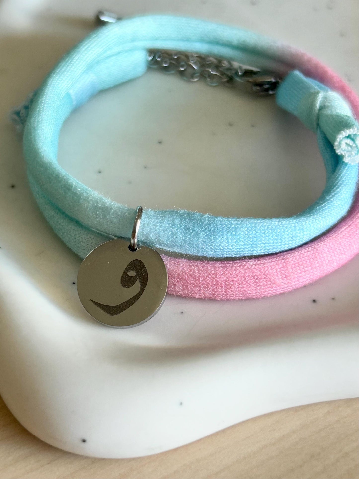 Bracelet personnalisé en cordon liberty, bracelet personnalisé lettres arabes, bracelet lettre initiale, médaille à graver, fête des mères