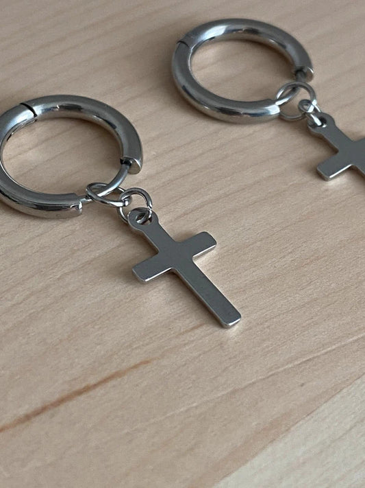 Boucle d'oreille pendante croix argentée, Créoles pendantes croisées, bijou minimaliste, religieux