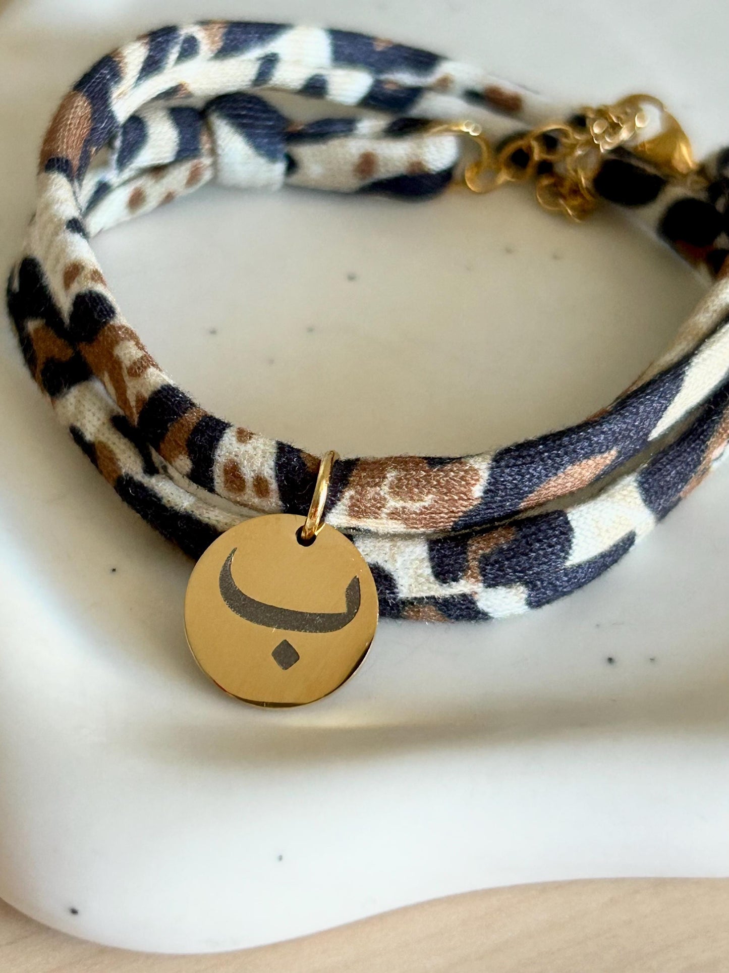 Bracelet personnalisé en cordon liberty, bracelet personnalisé lettres arabes, bracelet lettre initiale, médaille à graver, fête des mères