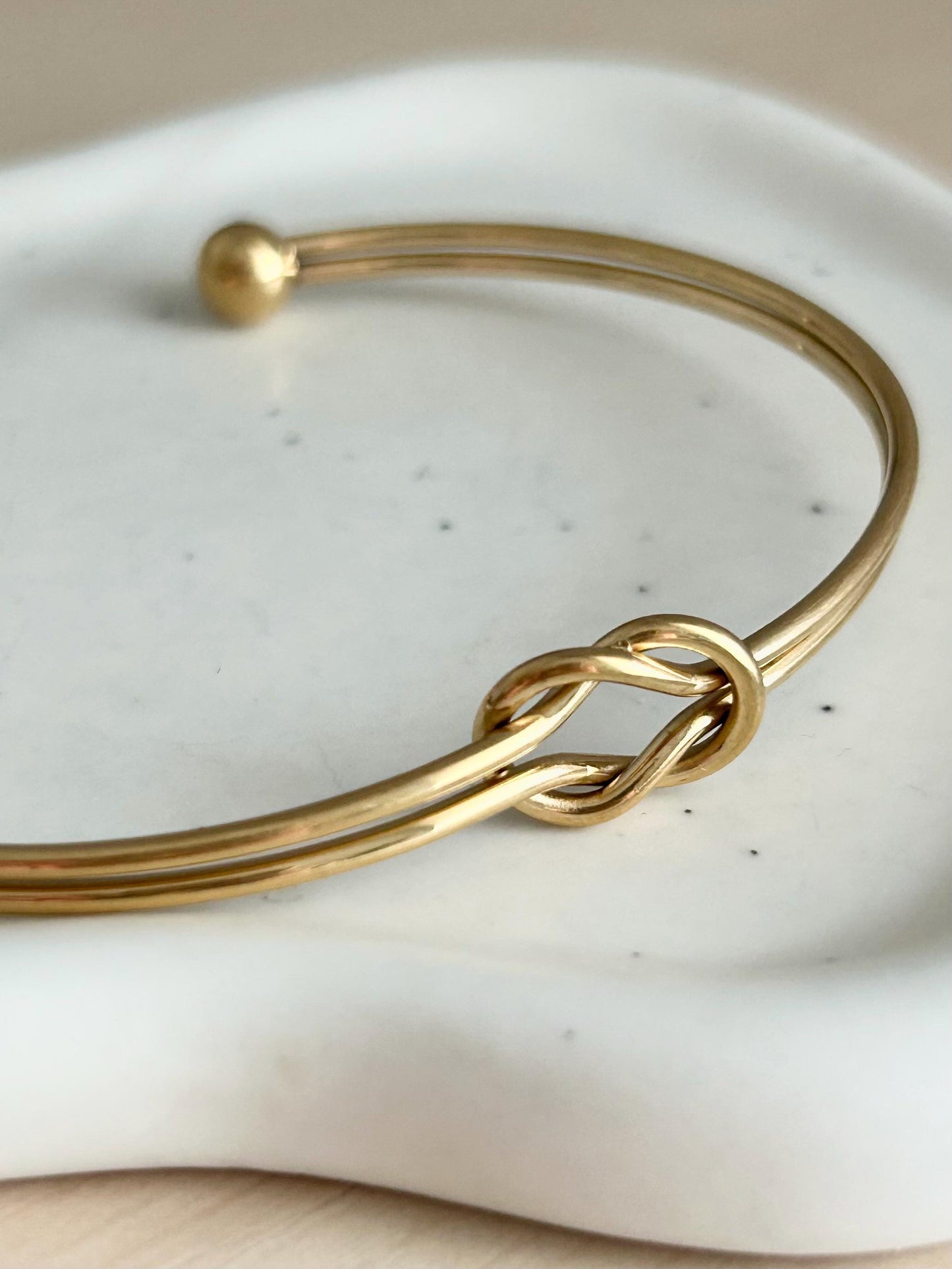 Bracelet jonc avec pierre de naissance, bracelet prénom personnalisé, bracelet couple personnalisé, bijou minimaliste, cadeau fête des mères