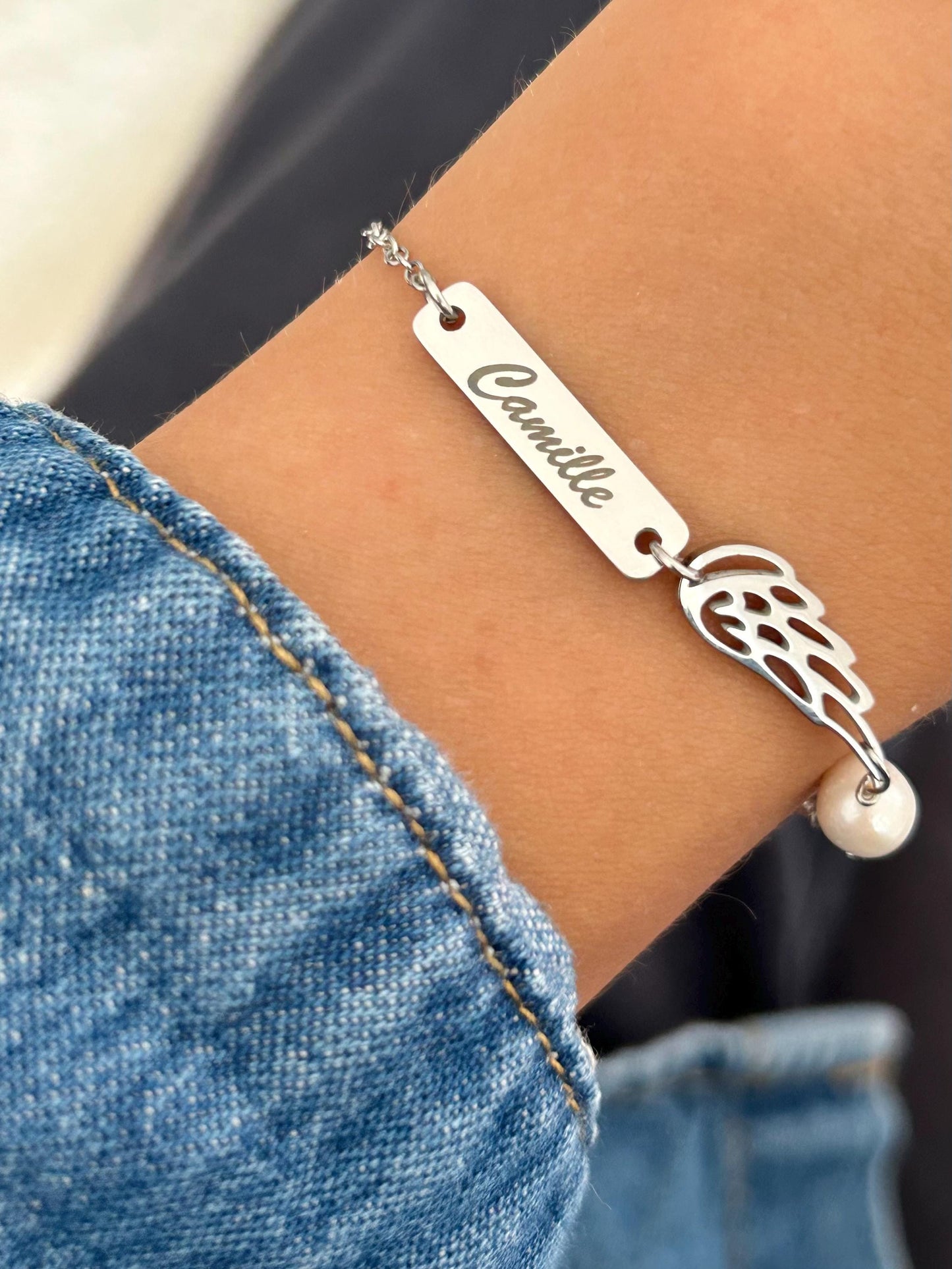 Bracelet personnalisé pendentif ailes d'ange, bijoux ailes d'ange, bracelet barre gravure, bracelet mémorable, breloque aile d'ange