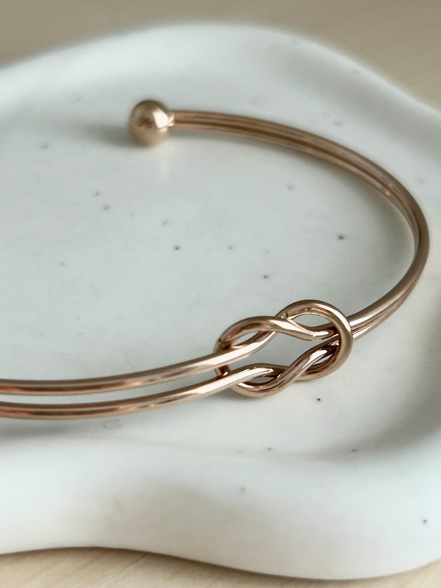 Bracelet jonc avec pierre de naissance, bracelet prénom personnalisé, bracelet couple personnalisé, bijou minimaliste, cadeau fête des mères