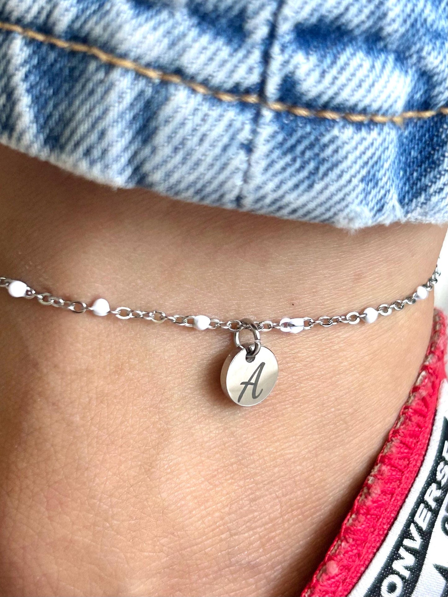 Bracelet de cheville personnalisé, bijoux d'été, bracelet de cheville initiales breloque ronde, chaîne ajustable, cadeau personnalisé
