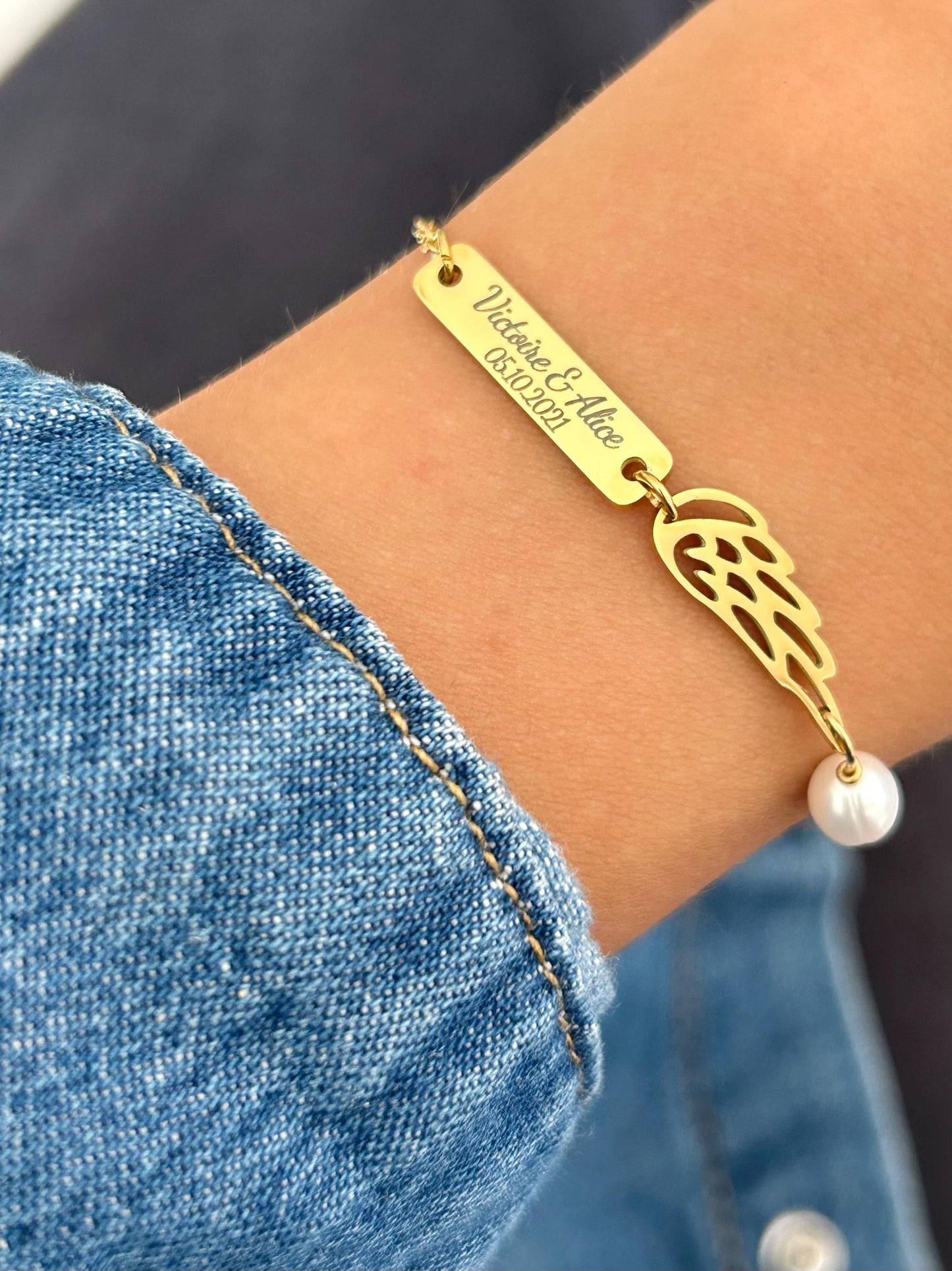Bracelet personnalisé pendentif ailes d'ange, bijoux ailes d'ange, bracelet barre gravure, bracelet mémorable, breloque aile d'ange