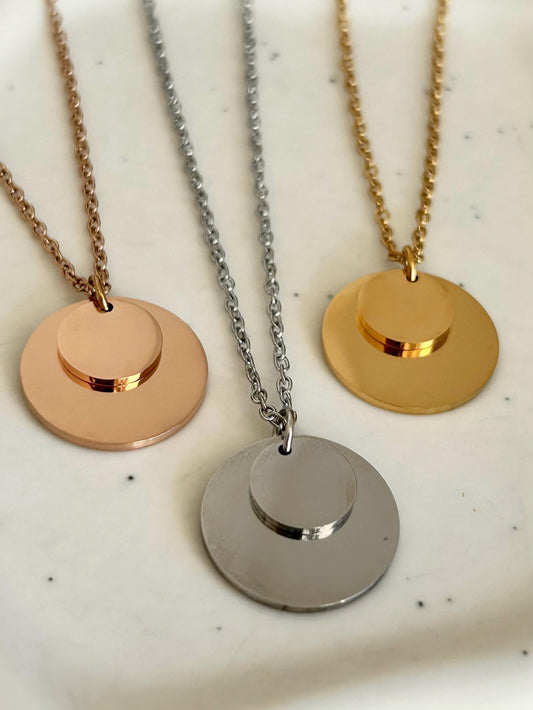 Collier personnalisé double médailles à graver, collier maman, collier disque personnalisé, collier petit pied, cadeau fête des mères