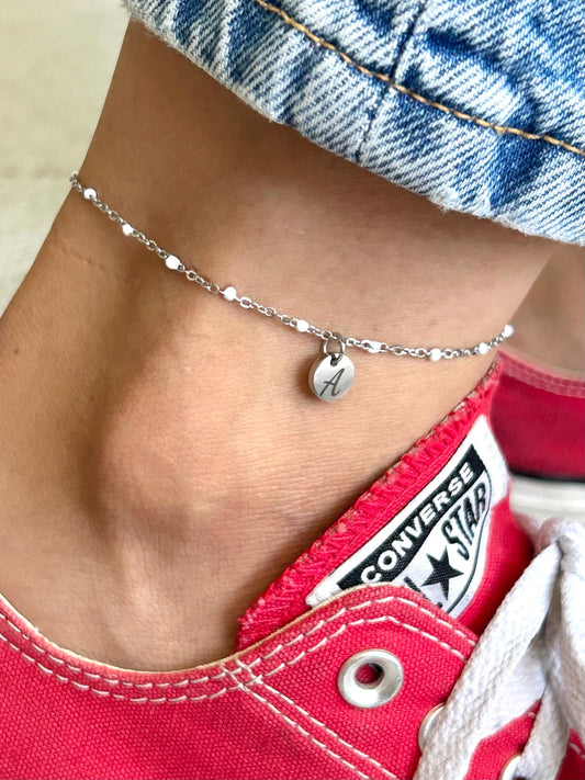 Bracelet de cheville personnalisé, bijoux d'été, bracelet de cheville initiales breloque ronde, chaîne ajustable, cadeau personnalisé