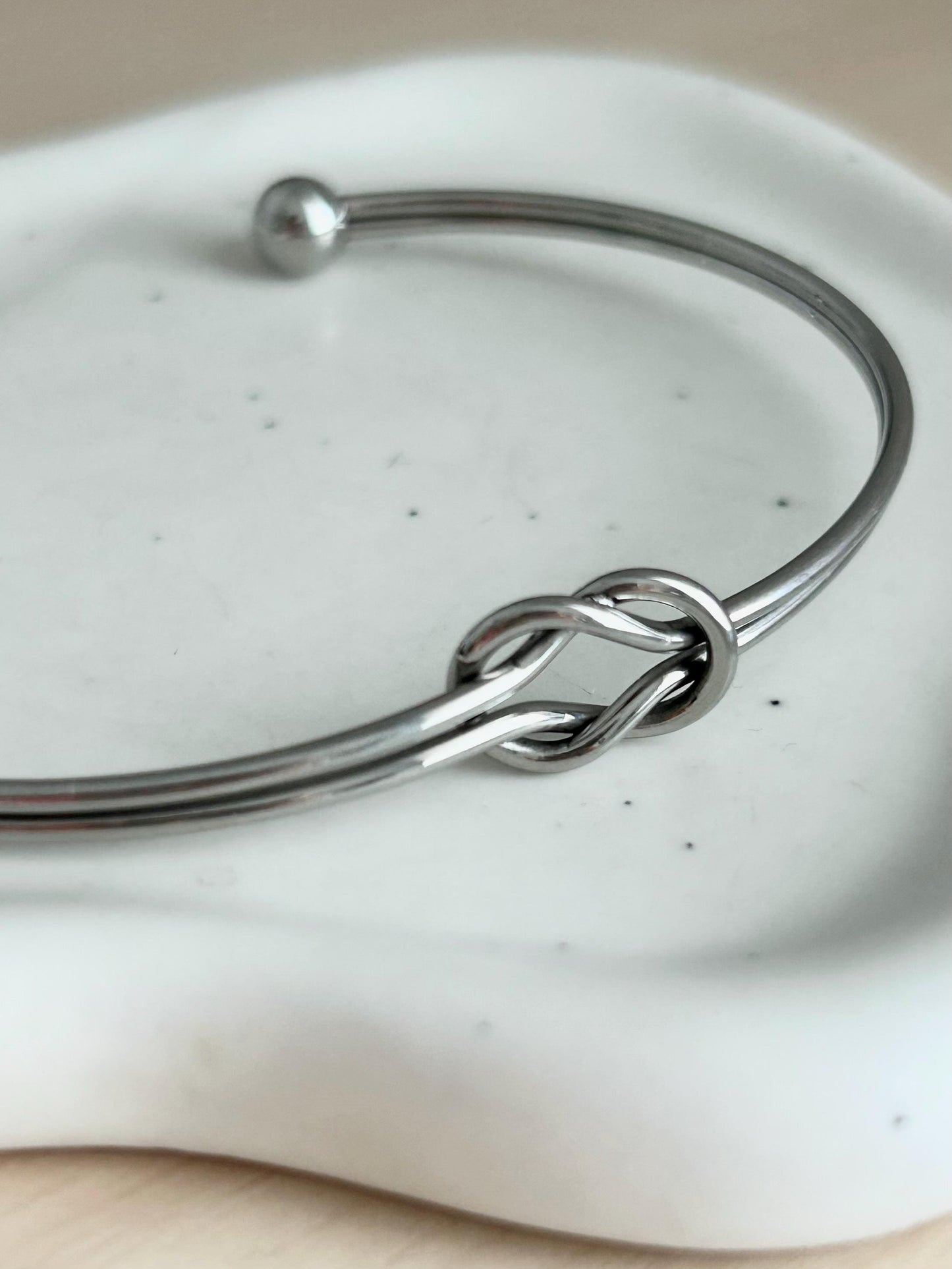 Bracelet jonc avec pierre de naissance, bracelet prénom personnalisé, bracelet couple personnalisé, bijou minimaliste, cadeau fête des mères
