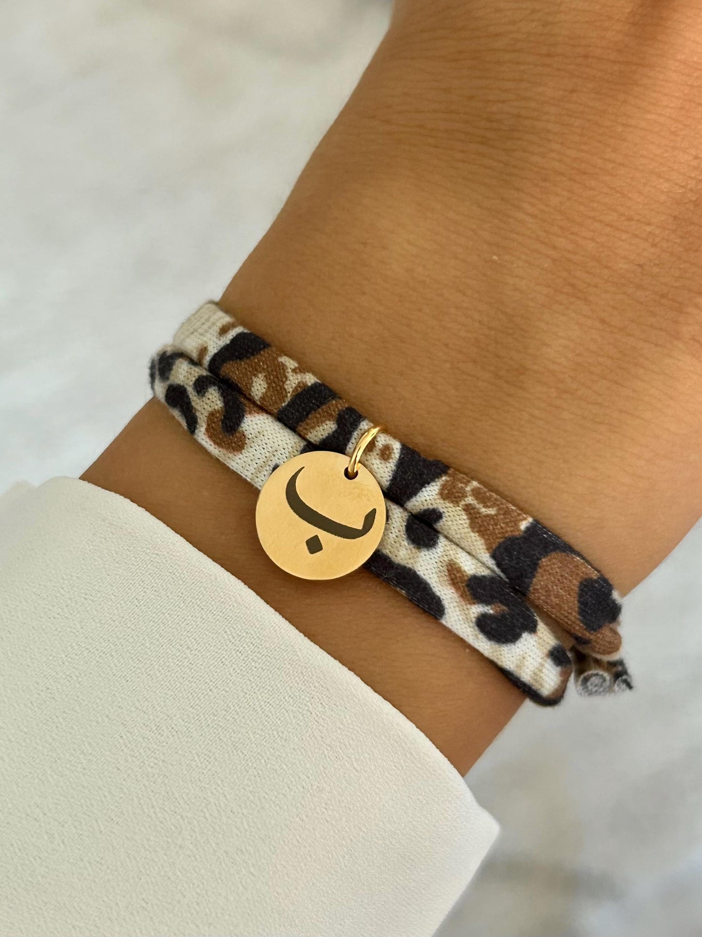 Bracelet personnalisé en cordon liberty, bracelet personnalisé lettres arabes, bracelet lettre initiale, médaille à graver, fête des mères